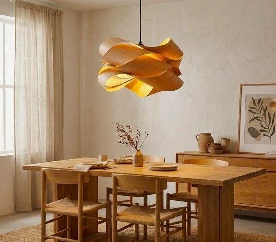 Matplats med skulptural pendellampa och varmt, lagerindelat ljus