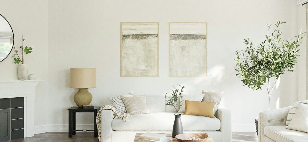 Ljust neutralt vardagsrum med vita, beige och grå detaljer