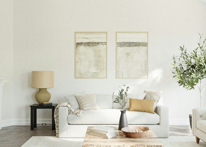 Ljust neutralt vardagsrum med vita, beige och grå detaljer